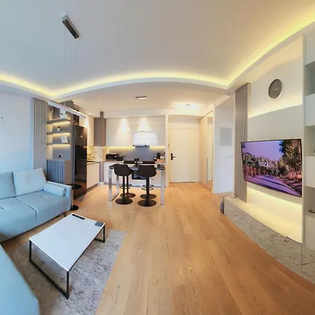 Waterfront 10th Fl Lux Apt. W/ View Belgrado