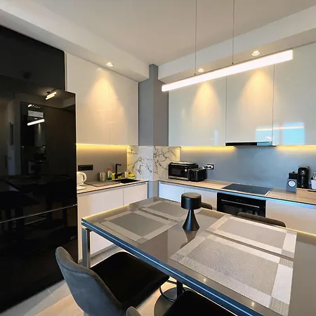 Waterfront 10th Fl Lux Apt. W/ View *